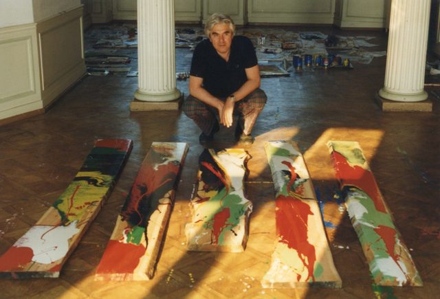 Im Atelier: Franz E. Schilke zwischen Säulen, vor ihm Leinwände auf dem Boden