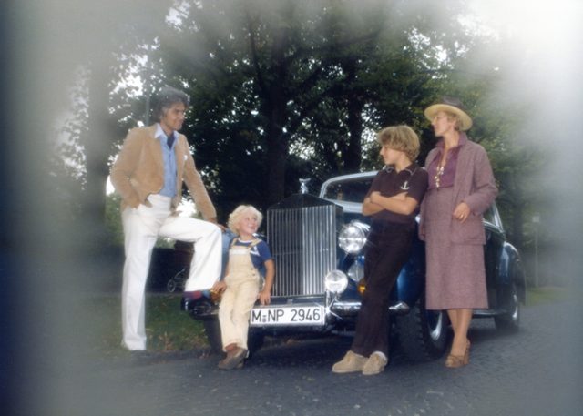 Familie Schilke vor dem Rolls Royce