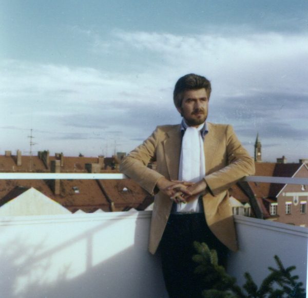 Franz E. Schilke auf einer Dachterrasse über den Dächern Münchens