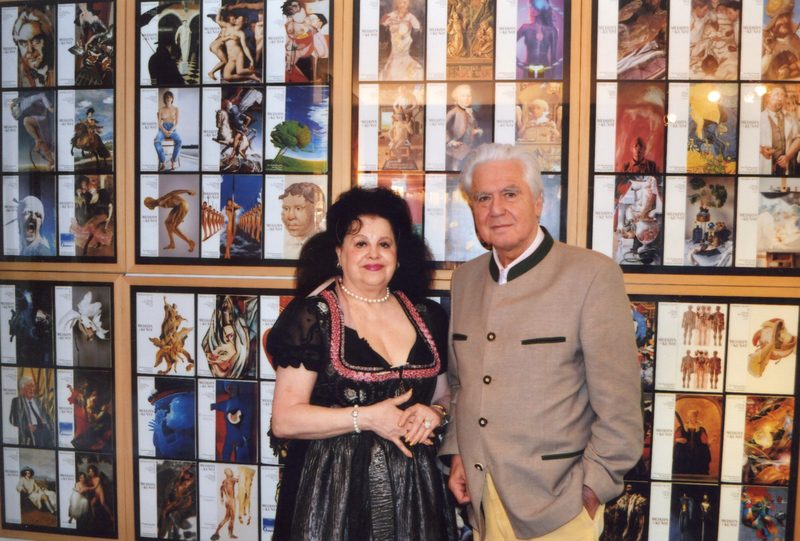 Franz E. Schilke vor einer Wand mit Titelblättern von Medizin+Kunst